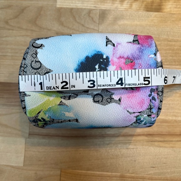 GUESS Cosmetic bag - Picture 7 of 9